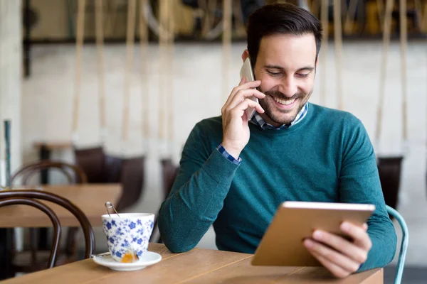 Evet kafede meşgul işadamı portresi