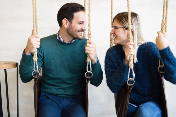 Joven Pareja Feliz Atractiva Fecha Relajante Swing —  Fotos de Stock