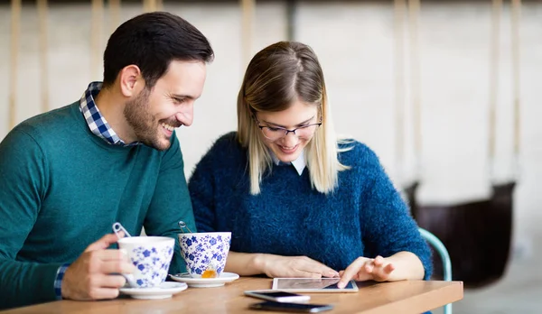 Kahve Dükkanı birlikte tarihte genç çekici çift