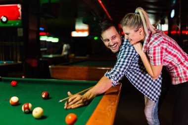 Genç çekici çift oyun snooker birlikte bar