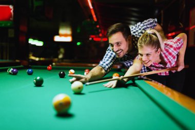 Genç çekici çift oyun snooker birlikte bar
