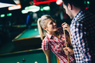 Birlikte Bilardo kulüp tarihte genç çekici çift