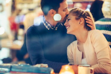 Geceleri barda çıkan romantik genç çiftin