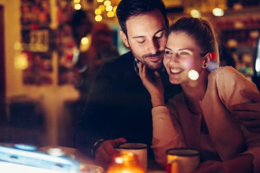 Geceleri barda çıkan romantik genç çiftin