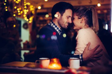 Geceleri barda çıkan romantik genç çiftin