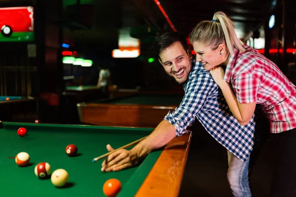 Genç çekici çift oyun snooker birlikte bar