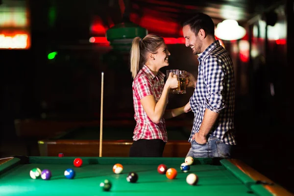 Junges Attraktives Paar Bei Date Snookerclub — Stockfoto