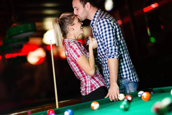 Jovem Casal Atraente Juntos Data Clube Snooker — Fotografia de Stock