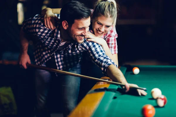 Joven Pareja Atractiva Jugando Billar Juntos Bar — Foto de Stock