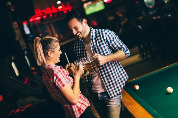 Junges Attraktives Paar Bei Date Snookerclub — Stockfoto