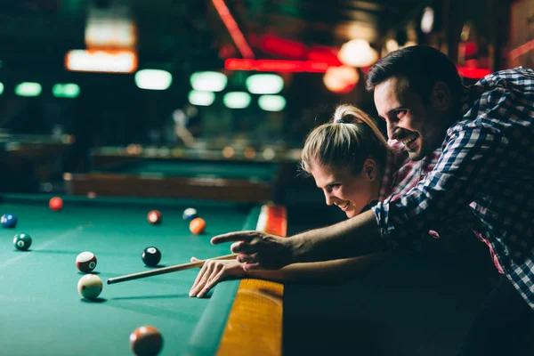 Jeune Couple Attrayant Jouant Snooker Ensemble Dans Bar — Photo