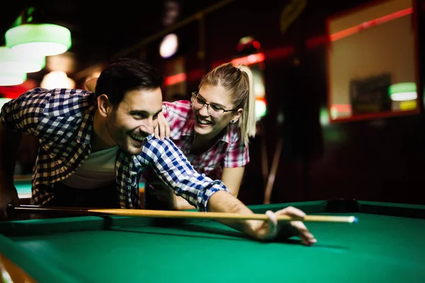 Jeune Couple Attrayant Jouant Snooker Ensemble Dans Bar — Photo