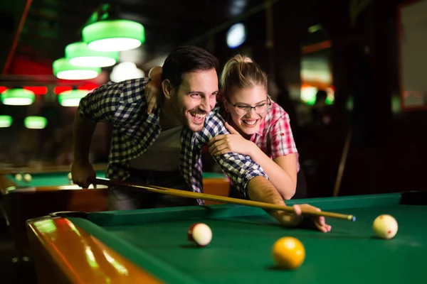 Jeune Couple Attrayant Jouant Snooker Ensemble Dans Bar — Photo