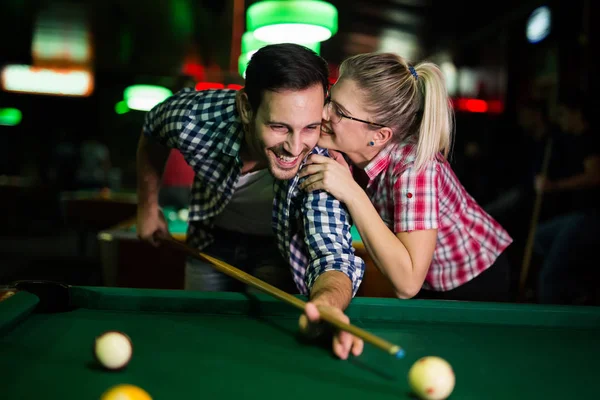 Genç çekici çift oyun snooker birlikte bar