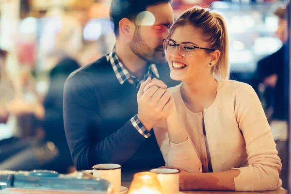 Romantisches Junges Paar Das Sich Nachts Einer Kneipe Trifft — Stockfoto