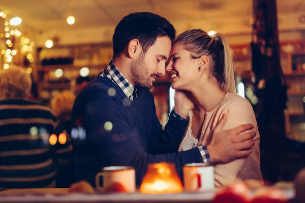 Romantische Jonge Paar Dating Pub Nacht — Stockfoto