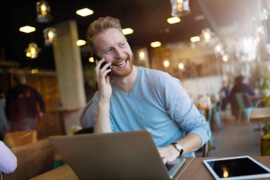 Telefon görüşmesi kafede sahip genç yakışıklı adam