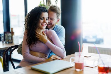 Tarihte kafede romantik kez sahip genç mutlu çift