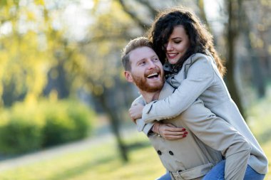 Romantik Tarih birlikte parkta sahip genç çekici çift