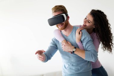 Sanal gerçeklik kulaklık evde çalışırken çekici genç Çift