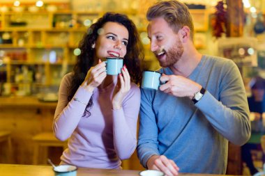 Kahve dükkanında tarihi olan romantik mutlu çift