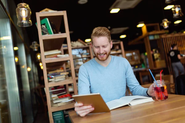 Jovem Homem Bonito Usando Tablet Digital Café — Fotografia de Stock