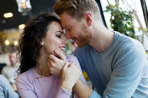 Junges Glückliches Paar Auf Date Café Mit Romantischen Zeiten — Stockfoto