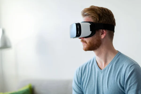 Uomo Indossando Auricolare Realtà Virtuale Casa Cercando Nuova Esperienza — Foto Stock