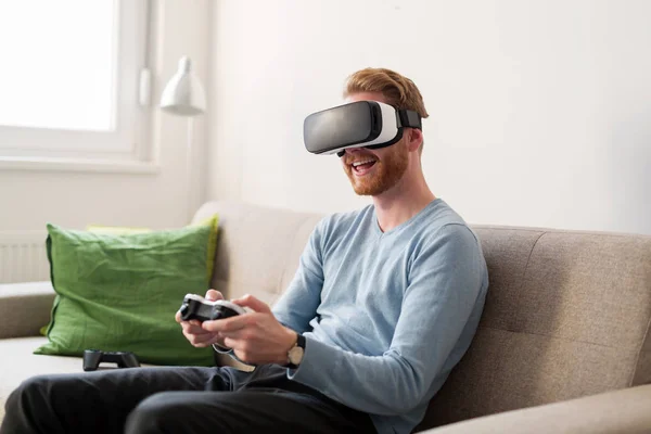 Bello Giovane Uomo Che Gioca Videogiochi Con Auricolari Realtà Virtuale — Foto Stock