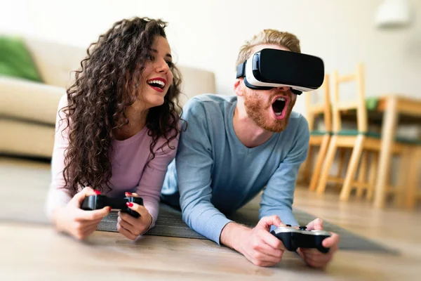 Jovem Casal Feliz Jogando Jogos Vídeo Com Fones Ouvido Realidade — Fotografia de Stock