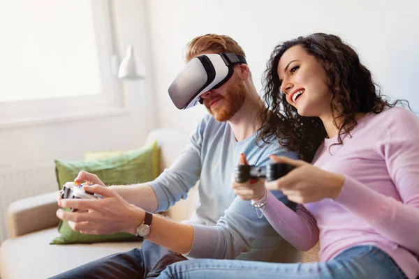 Jovem Casal Feliz Jogando Jogos Vídeo Com Fones Ouvido Realidade — Fotografia de Stock