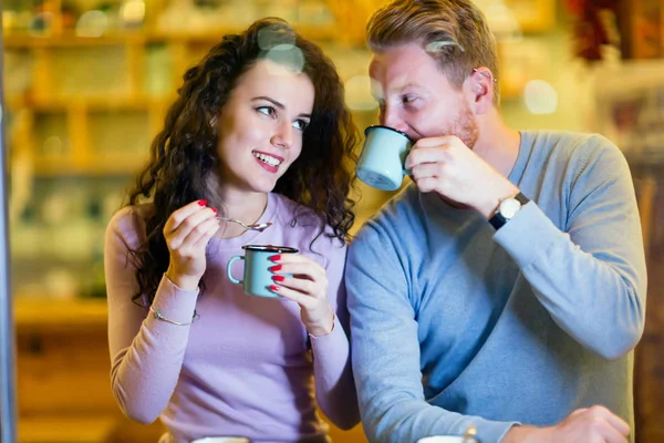 Романтическая Счастливая Пара Встречающаяся Кафе — стоковое фото