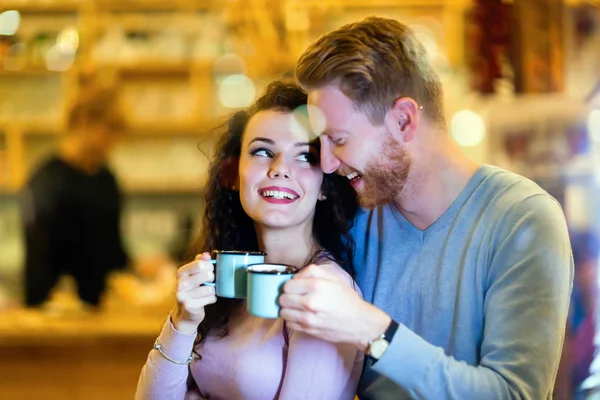 Ρομαντικό Ευτυχισμένο Ζευγάρι Έχει Ημερομηνία Καφενείο — Φωτογραφία Αρχείου