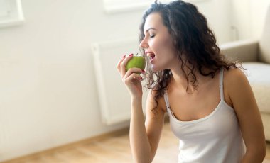 Fitness genç kadın egzersiz yaptıktan sonra sağlıklı yemek yeme