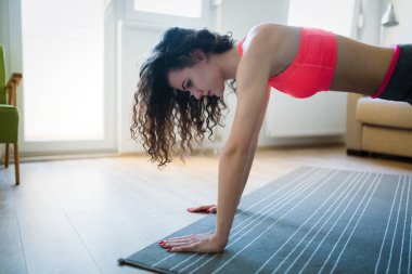 Genç çekici sporcumuz Fitness egzersizleri evde yapıyor