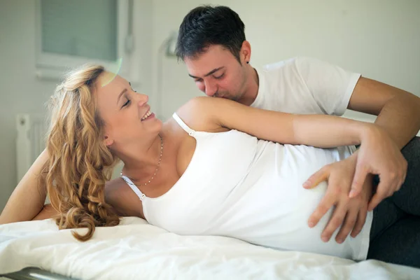 Mujer Rubia Embarazada Feliz Relajarse Con Marido — Foto de Stock