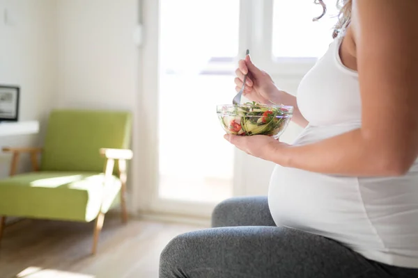 Retrato Una Mujer Embarazada Cuidando Comer Alimentos Saludables — Foto de Stock