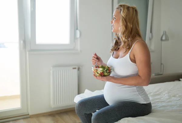 妊娠中の女性を大事に食べる健康食品の肖像画 — ストック写真