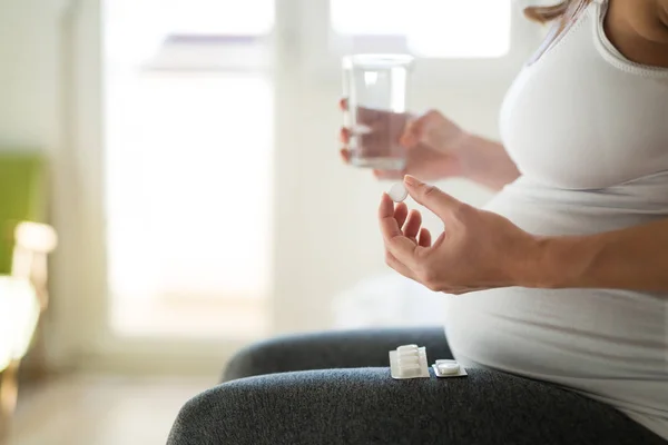自宅の薬薬を飲んで妊娠中の女性の画像 — ストック写真
