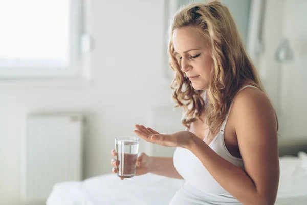 Imagen Una Mujer Embarazada Tomando Píldoras Medicamentosas Casa — Foto de Stock