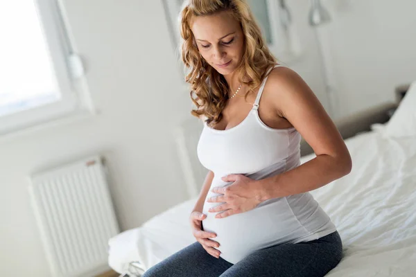 Porträt Einer Stolzen Schwangeren Schlafzimmer — Stockfoto