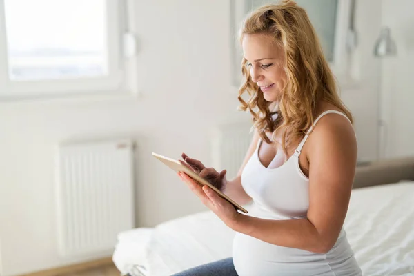 Glückliche Schwangere Blonde Frau Mit Tablette Schlafzimmer — Stockfoto