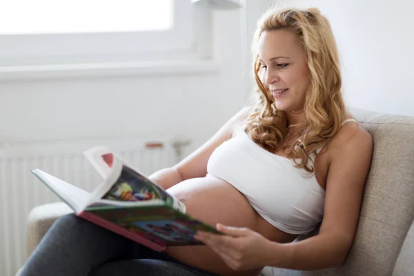 Zwangere Vrouw Thuis Rusten Lezen Van Boek Bank — Stockfoto