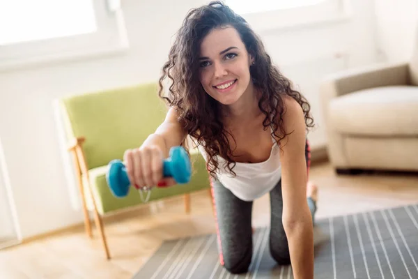 Jovem Desportista Atraente Fazendo Exercícios Fitness Casa — Fotografia de Stock