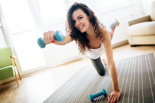 Junge Attraktive Sportlerin Macht Fitnessübungen Hause — Stockfoto