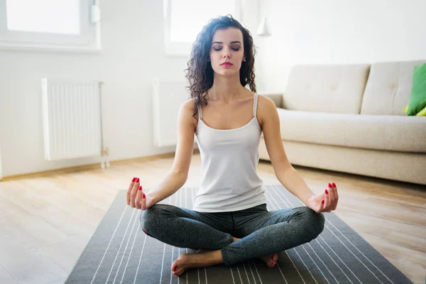 Jonge Aantrekkelijke Vrouw Ontspannen Het Beoefenen Van Yoga Thuis — Stockfoto