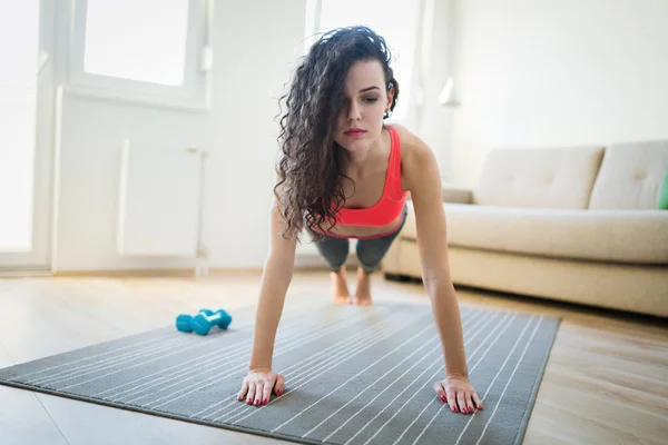 Jonge Aantrekkelijke Sportvrouw Fitness Oefeningen Thuis Doen — Stockfoto