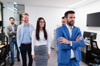 Ofiste poz genç bakış açısı iş adamları başarılı ekip