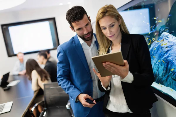 Empresarios Discutiendo Mientras Usan Tableta Digital Oficina Juntos — Foto de Stock