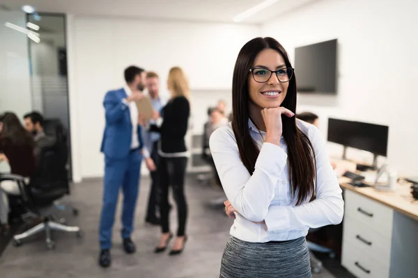 Porträtt Unga Attraktiva Affärskvinna Poserar Office — Stockfoto